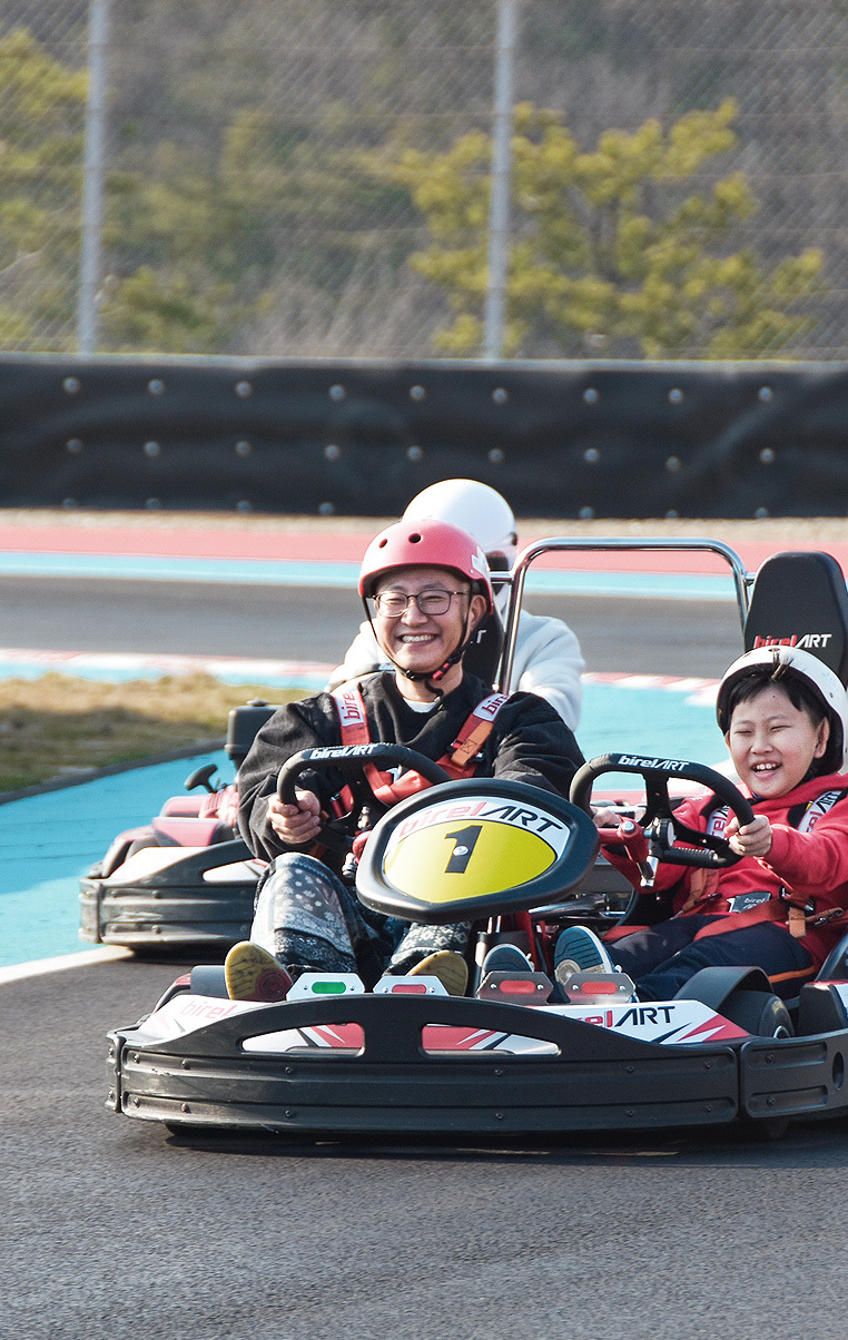 모토아레나 전경과 호수